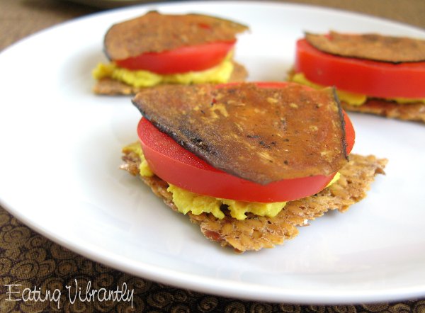 Flax crackers with cheese, tomato and raw eggplant bacon